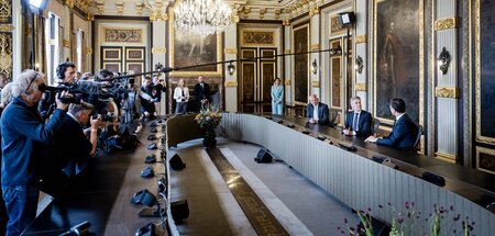 Der neue Premierminister Dick Schoof (2. v. r.) am Dienstag in D... Der neue Premierminister Dick Schoof (2. v. r.) am Dienstag in D...
