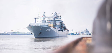 Der Einsatzgruppenversorger »Frankfurt am Main« ankert im Hafen ... Der Einsatzgruppenversorger »Frankfurt am Main« ankert im Hafen ...