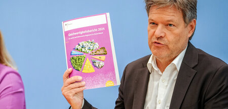Bundeswirtschaftsminister Robert Habeck (Grüne) mit dem Gleichwe...