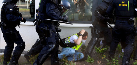Prügeln für die Demokratie: Beamte in Kampfmontur am Sonnabend i...