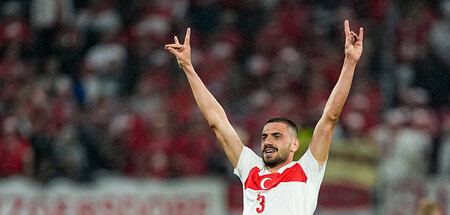 Merih Demiral feiert sein Tor mit dem faschistischen Wolfsgruß (...