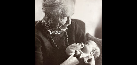 Anna Seghers mit Urenkelin Netty Radványi 1979