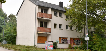 Verrammelt und heruntergekommen: Leerer Wohnraum, der verwittert...