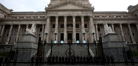 Gut bewacht: Das Parlament in Buenos Aires bei der Abstimmung üb...