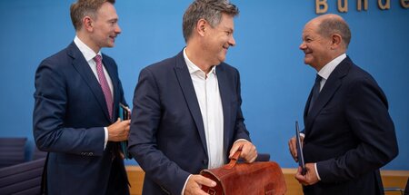 Kommen aus dem Grinsen nicht mehr raus: Das Führungstrio des Bun... Kommen aus dem Grinsen nicht mehr raus: Das Führungstrio des Bun...