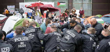 Prügeleinsatz der Staatsmacht gegen ein Palästina-Camp auf dem T...