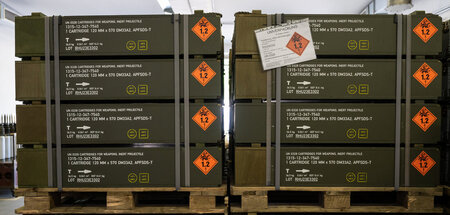 Kisten mit Panzermunition stehen in einer Halle bei Rheinmetall ... Kisten mit Panzermunition stehen in einer Halle bei Rheinmetall ...