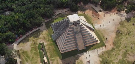 Die Pyramide des Kukulcán in der Maya-Ruinenstätte Chichén Itzá ...