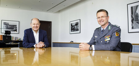 Ein wenig plaudern: Olaf Scholz und André Wüstner bei einem Tref...