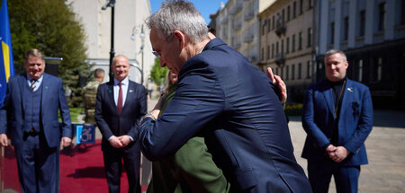Innige Umarmung: NATO-Chef Jens Stoltenberg mit Wolodimir Selens... Innige Umarmung: NATO-Chef Jens Stoltenberg mit Wolodimir Selens...