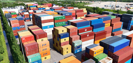 Die Container stapeln sich am Containerdepot neben dem DUSS-Cont... Die Container stapeln sich am Containerdepot neben dem DUSS-Cont...
