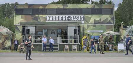 Vor allem junge Menschen sollen hier statt in der Privatwirtscha... Vor allem junge Menschen sollen hier statt in der Privatwirtscha...