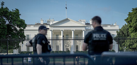 Beamte vom Secret Service stehen am frühen Dienstag morgen vor B... Beamte vom Secret Service stehen am frühen Dienstag morgen vor B...