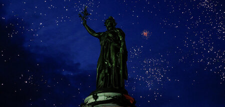 Ziemlich blau, aber irgendwo leuchtet ihr ein roter Stern: Die M...