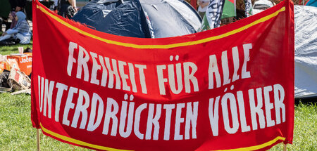 Drohkulisse? Transparent des Antikriegscamps vor der Ludwig-Maxi...