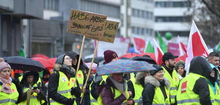 Haben Arbeit, brauchen (mehr) Geld: Streikaktion von Verdi, Beam...