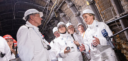 Steffi Lemke (Bündnis 90/Die Grünen, r.) lässt sich durch die An...