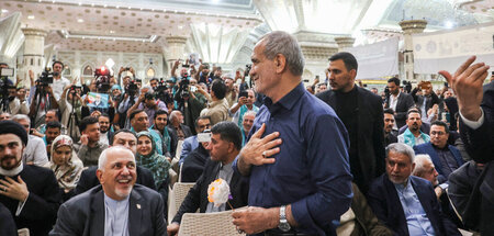Peseschkian mit Exaußenminister Dschawad Sarif (vorne links) und...