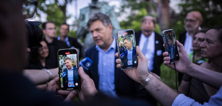 Robert Habeck reagiert am Mittwoch in Dortmund auf Annalena Baer...
