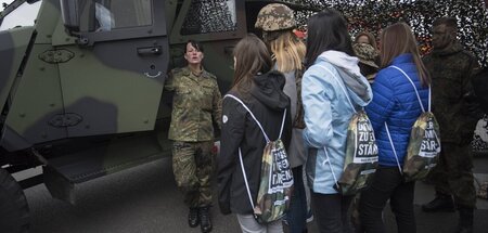 Was wirklich zählt? Schülerinnen beim »Girls Day« im Bundesverte... Was wirklich zählt? Schülerinnen beim »Girls Day« im Bundesverte...