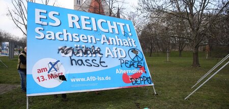 Hier sorgt ein Schild für Ordnung (Wahlkampf in Magdeburg, 2016) Hier sorgt ein Schild für Ordnung (Wahlkampf in Magdeburg, 2016)
