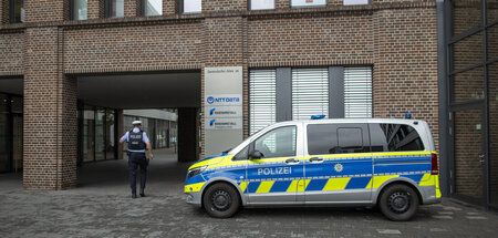Polizeischutz für Kanonenkönig: Beamter vor der Zentrale der Rhe... Polizeischutz für Kanonenkönig: Beamter vor der Zentrale der Rhe...