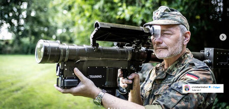 Mit der Waffe in der Hand zeigte sich Lindner am Freitag auf Ins... Mit der Waffe in der Hand zeigte sich Lindner am Freitag auf Ins...