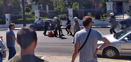 Polizisten misshandeln Vasilis Maggos vor laufender Kamera, das ...