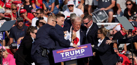 Nach Schüssen auf ihn wird Donald Trump von Secret-Service-Beamt...