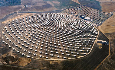 Blühende Landschaften: Solarkraftwerk in Spanien