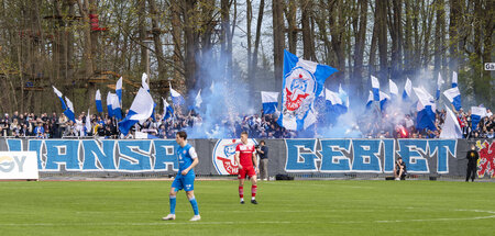 Es darf geraucht werden: FC Hansa Rostock in der Partie gegen de...