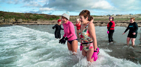 Die »Blue Tits Chill Swimmers« auf der Insel Anglesey: »Wunderba... Die »Blue Tits Chill Swimmers« auf der Insel Anglesey: »Wunderba...