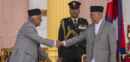 Nepals Präsident Paudel (l.) gratuliert Premierminister Oli zum ... Nepals Präsident Paudel (l.) gratuliert Premierminister Oli zum ...