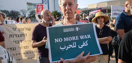 Aktivisten der israelischen »Combatants for Peace« protestieren ... Aktivisten der israelischen »Combatants for Peace« protestieren ...
