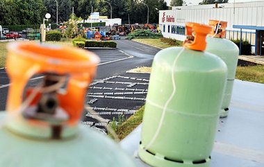 Châtellerault am Sonntag: Gasflaschen vor dem New-Fabris-Werk