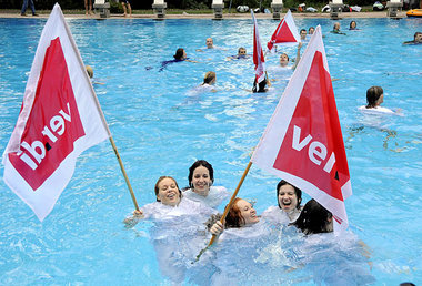 Wer sich nicht wehrt, geht baden (Protest von Krankenhausbeschäf...