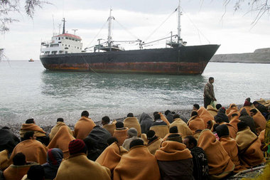 Unerwünscht: 200 Flüchtlinge aus dem Irak und Libanon am Strand ... Unerwünscht: 200 Flüchtlinge aus dem Irak und Libanon am Strand ...