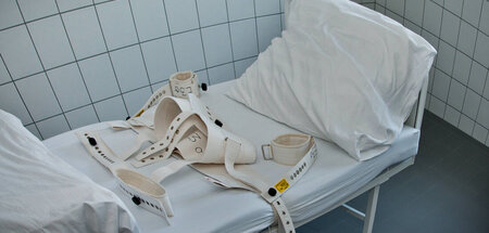 »Grundrechtssensibler Bereich«: Bett mit Fixiergurten in einer p...