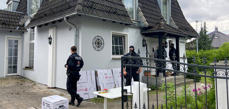 Polizisten durchsuchen am Dienstag in Falkensee bei Berlin das H...