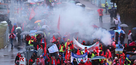 Protestmarsch der Belegschaft des Autozulieferers ZF in Friedric...