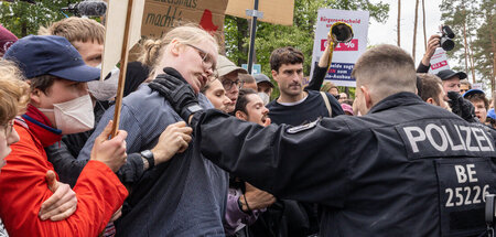 Mit Würgegriff gegen Klimaaktivisten: Polizeigewalt bei Proteste...
