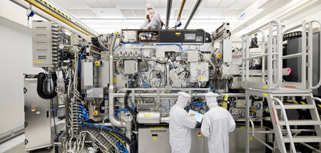 Aus dem Innenleben einer High-Tech-Fabrik: Halbleiterproduktion ...