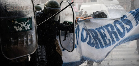 Mit Knüppeln und Wasserwerfern gegen Demonstranten (Buenos Aires...