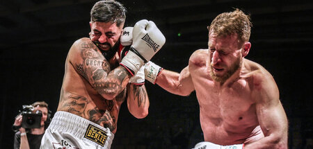 IBO-Titelfight: Mohamad Mardenli (r.) bearbeitet Muhammad Oguzha...