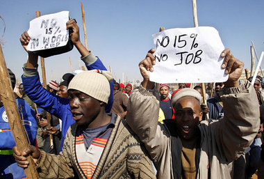 Streik auf der Baustelle für das WM-Stadion in Soweto. Die Gewer... Streik auf der Baustelle für das WM-Stadion in Soweto. Die Gewer...