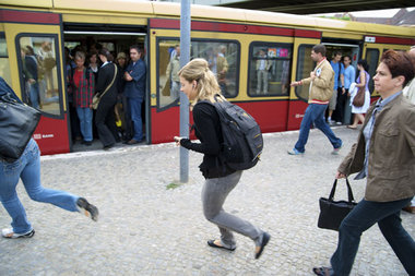 Alltag in Berlin: Wer die Chance hat, einen der raren S-Bahn-Züg... Alltag in Berlin: Wer die Chance hat, einen der raren S-Bahn-Züg...