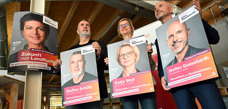 Die BSW-Landesvorsitzenden Katja Wolf (M.) und Steffen Schütz (l... Die BSW-Landesvorsitzenden Katja Wolf (M.) und Steffen Schütz (l...