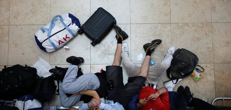 Zwischenzeitlich kein Weiterkommen: Reisende am Flughafen BER in...