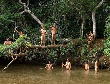 »Bemalte, halbnackte Guarani-Kaiowá mit Pfeil und Bogen« – hegem...