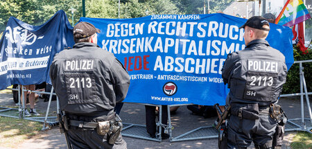 Abgeschirmt: Polizisten halten die Demonstrierenden in Neumünste... Abgeschirmt: Polizisten halten die Demonstrierenden in Neumünste...